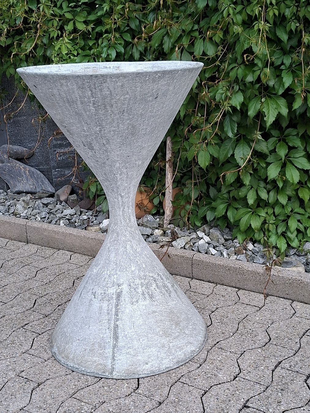 Eternit Vasi per fiori: Willy Guhl Blumenspindel Eternit – Usato da Ganterschwil venduto da HeidiuPeter 1