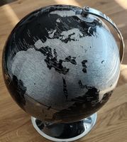Stylischer Globus in Schwarz und Silber - Deko für's Büro