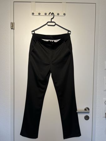 Schwarze Hose
