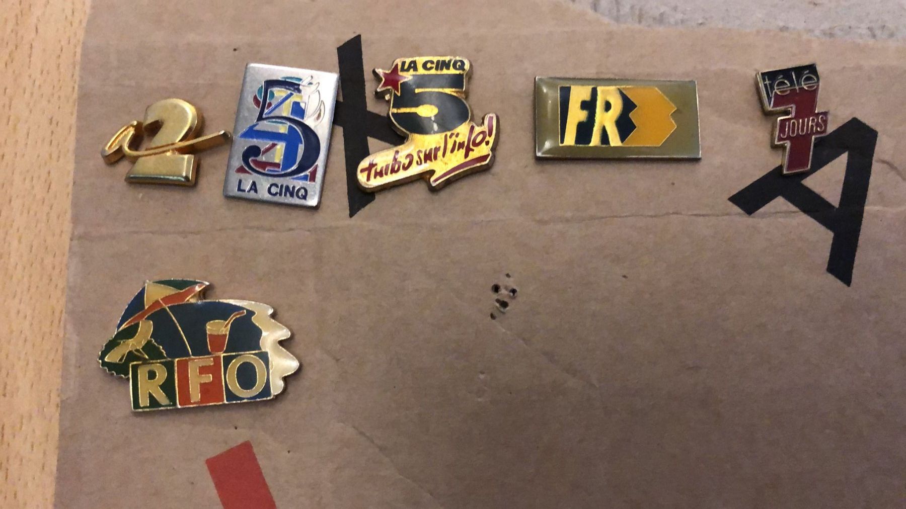 Placchette & Badge: Vends collection de Pins sur l'info et tv – Usato da Corpataux venduto da pfi_27t6