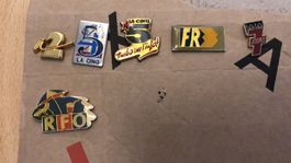 Vends collection de Pins sur l'info et tv