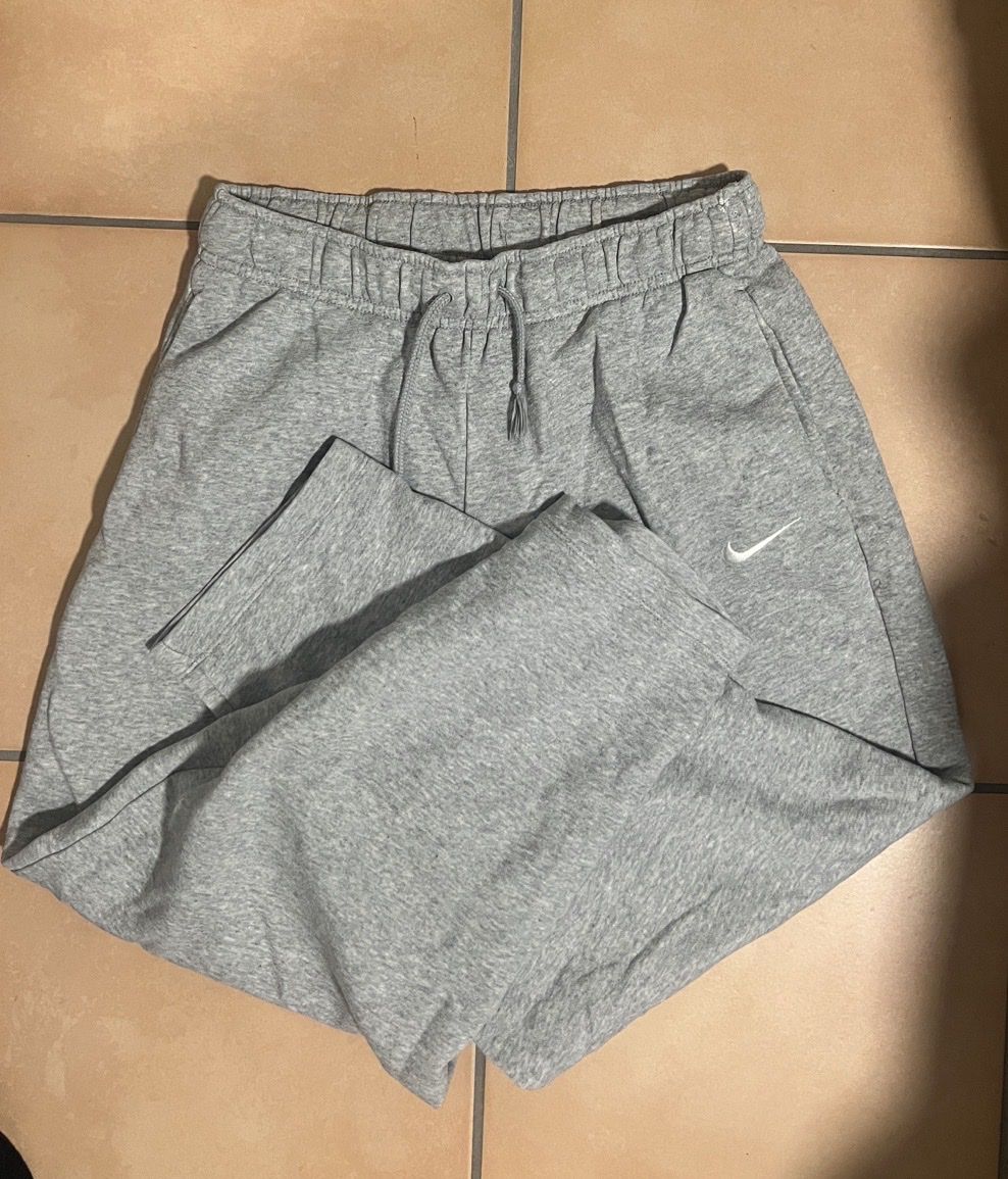 Nike Pantaloni: nike grey sweatpants – Usato da Ebikon venduto da hrh_9dyk 1