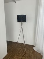 Elegante Stehlampe mit schwarzem Lampenschirm zu verkaufen!