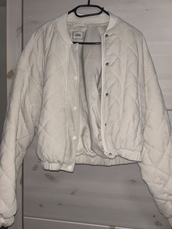 Veste bomber matelassée écrue, idéale pour le printemps!