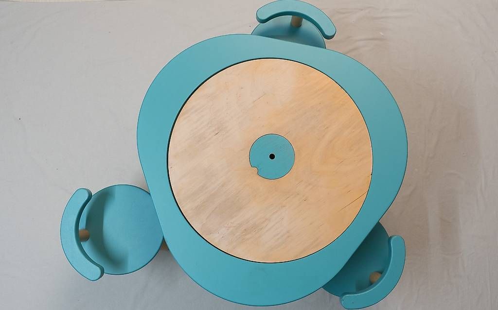 Tables: Mutable Kindertisch mit 3 Stühlen und viel Zubehör – D'occasion à Wetzikon ZH par Cosmiques 2