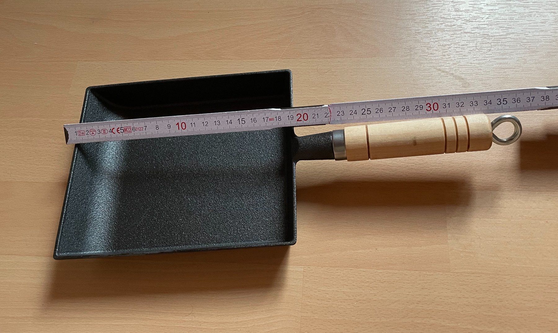 Pfannen: Gusseisenpfanne Eckig mit Holzgriff – Neu (gemäss Beschreibung) aus Wettingen von  2