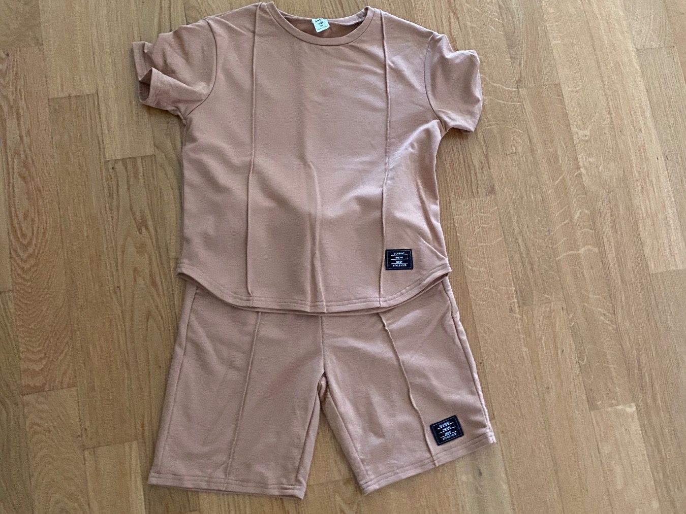 Kleiderpakete & -sets: Hose & T-Shirt Neu Gr. 122 – Gebraucht aus Winterthur von Baby117