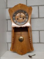Wanduhr aus Holz mit Intarsien Brienzer Zyt