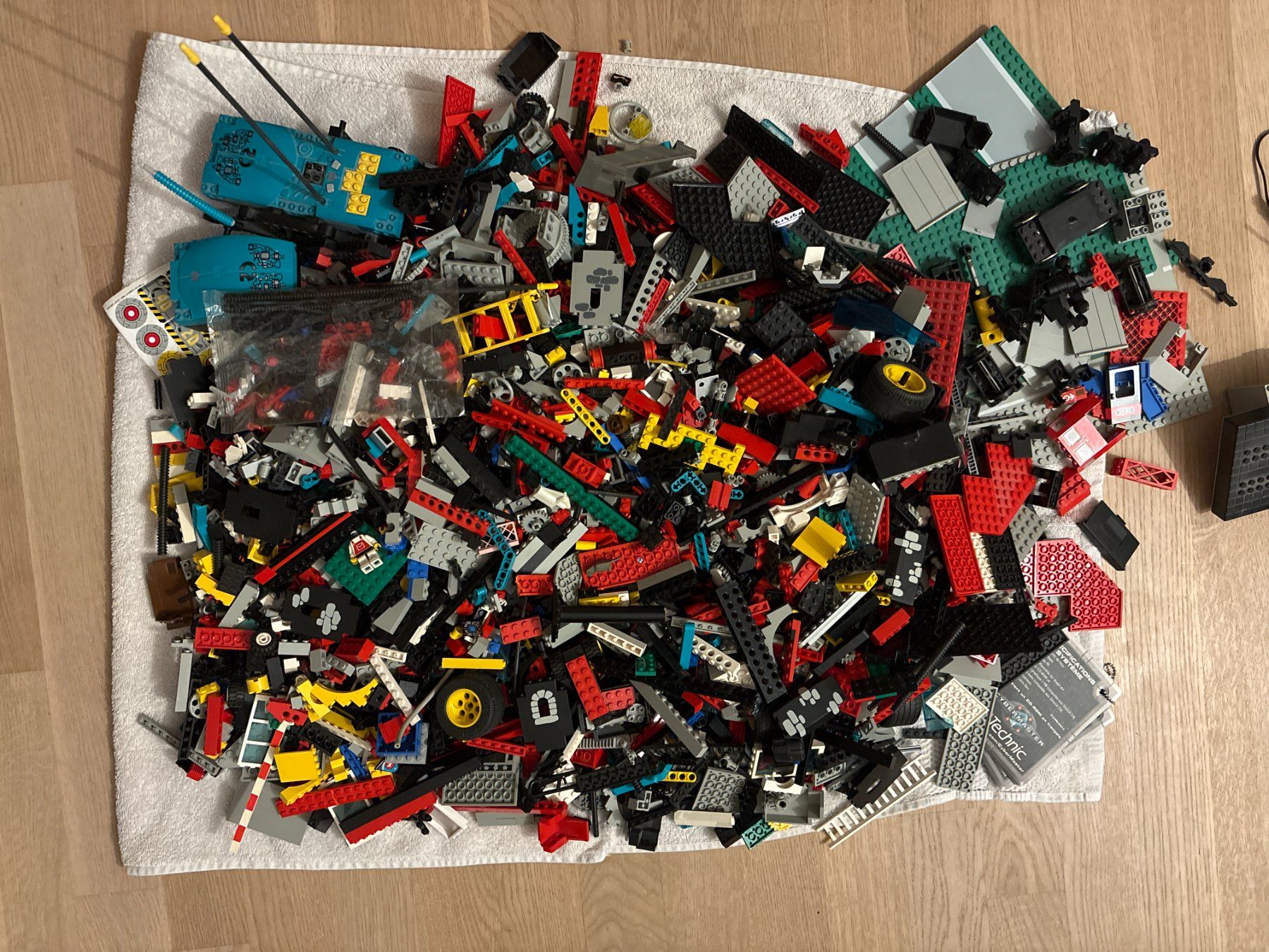 Lego Kit di costruzioni: 5.5 kg Lego plus ca. 30 9V-Schienen – Usato da Elgg venduto da Jo_Naj