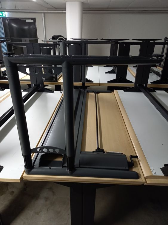 Scrivanie: Schreibtisch 180x80 cm (9 Stück) mit 13cm Höhenverstellung – Usato da Glattpark(Opfikon) venduto da talentschmiede 2