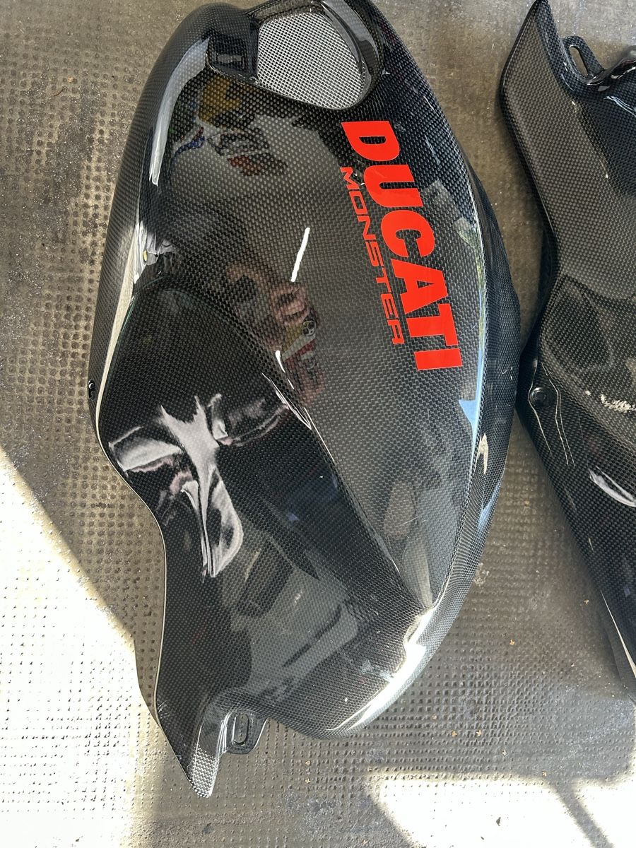 Ducati Tutti i ricambio per moto: Carbone Carénage Ducati Monster 796 – Usato da Ecublens VD venduto da RodrigoFortunato249 3