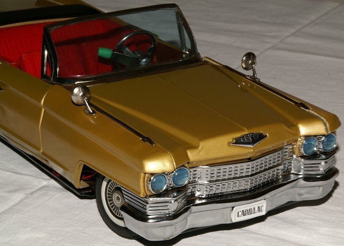 Cadillac Modellautos: Bandai Blechauto Golden Cadillac – Gebraucht aus Hinwil von liliane2011 3