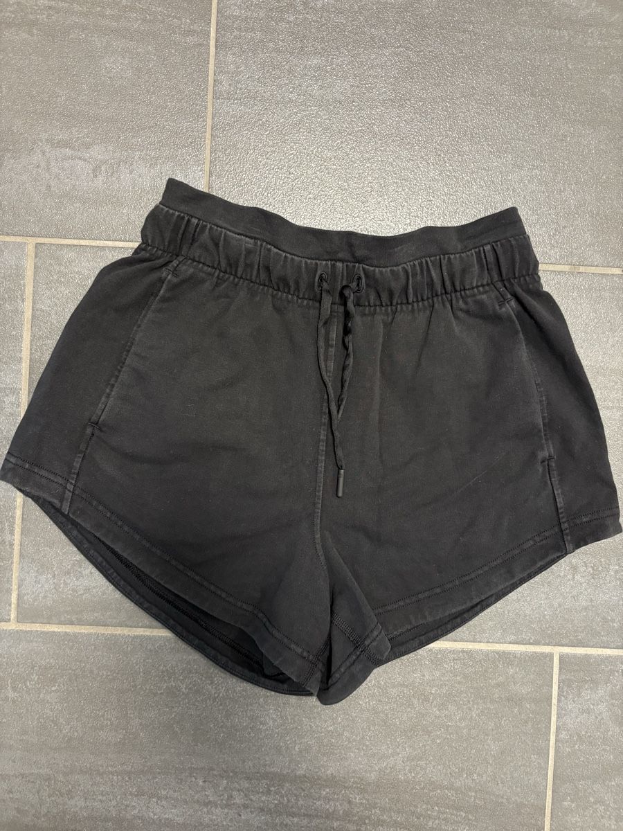 Lululemon Pantaloni: Lululemon Shorts Schwarz 2 – Usato da Rümlang venduto da svent 1