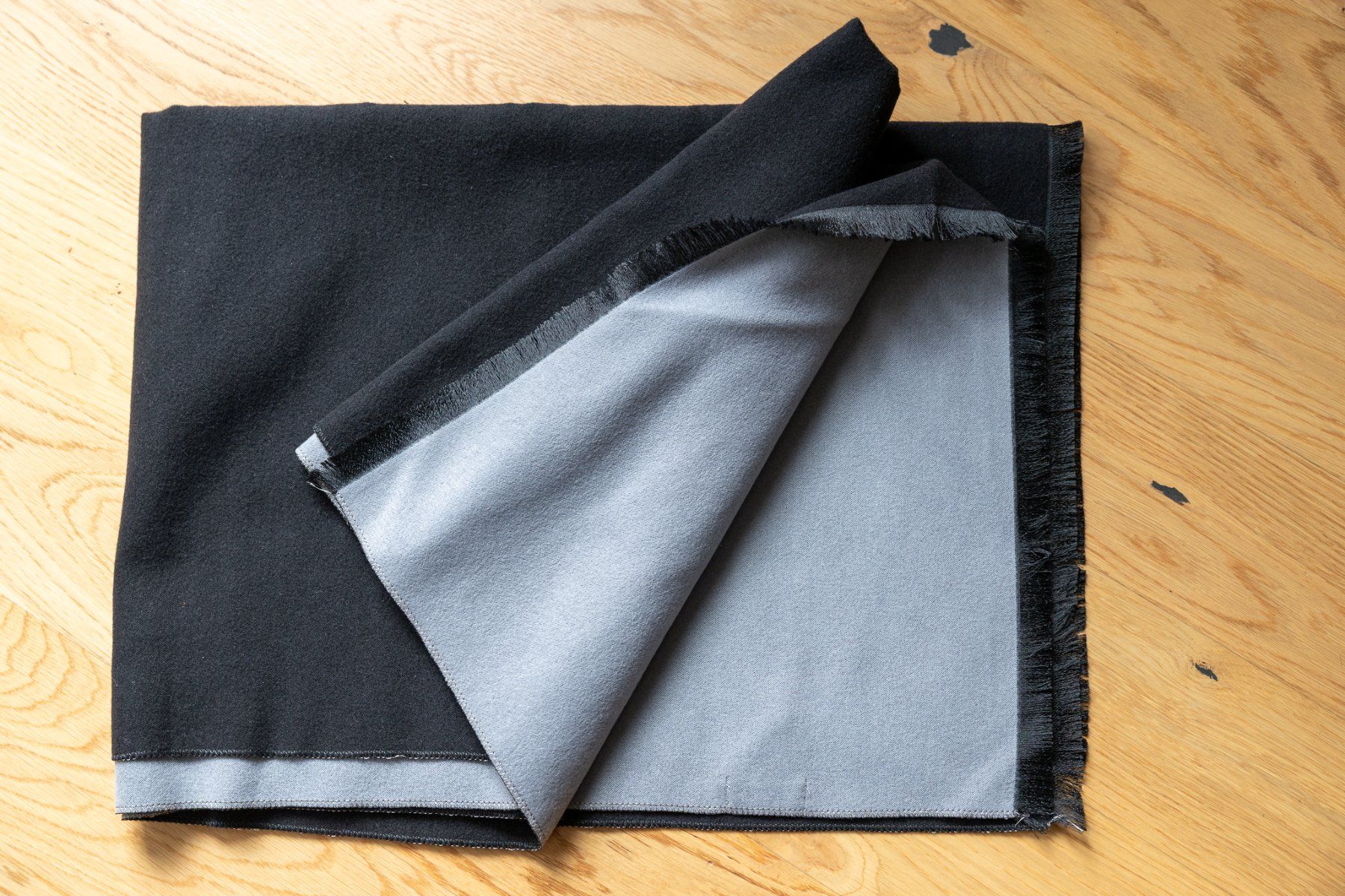 Benetton Foulard & Sciarpe: Echarpe Benetton reversible gris et noir neuf – Nuovo (secondo la descrizione) da Vevey venduto da Manicky 1