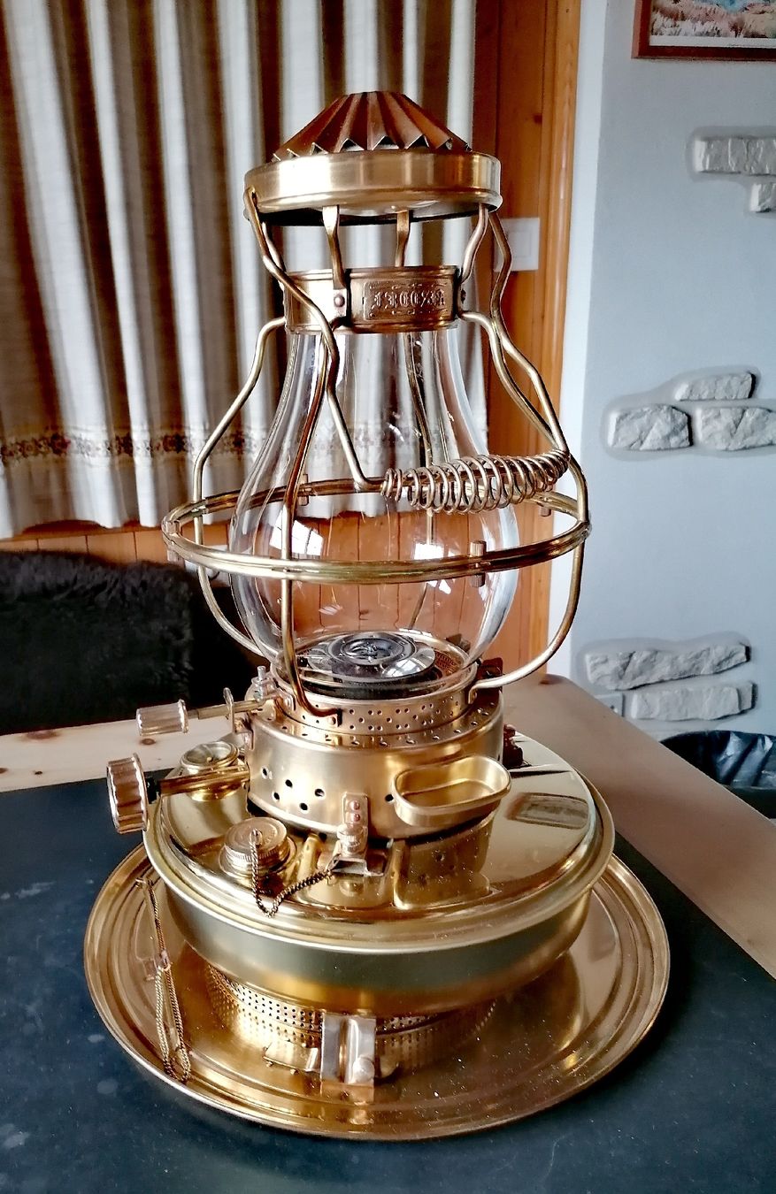 Lampade: Öllampe, Messing, 54cm hoch – Usato da Liesberg Dorf venduto da Polarfuchs24 2