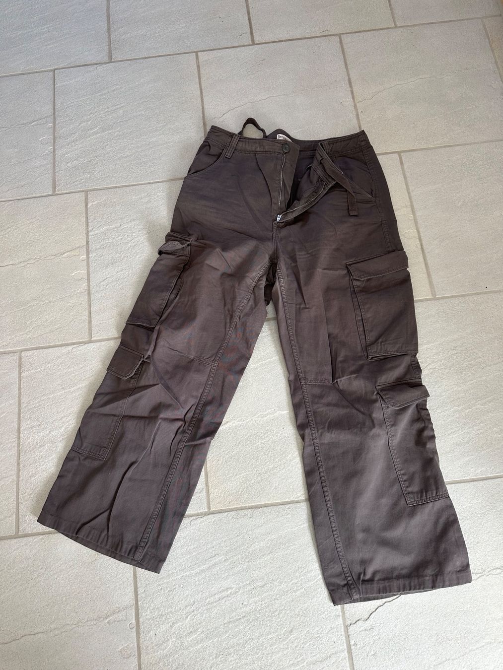 Bershka Pantaloni: Braune Cargo Hosen – Usato da Pfäffikon ZH venduto da bingo74
