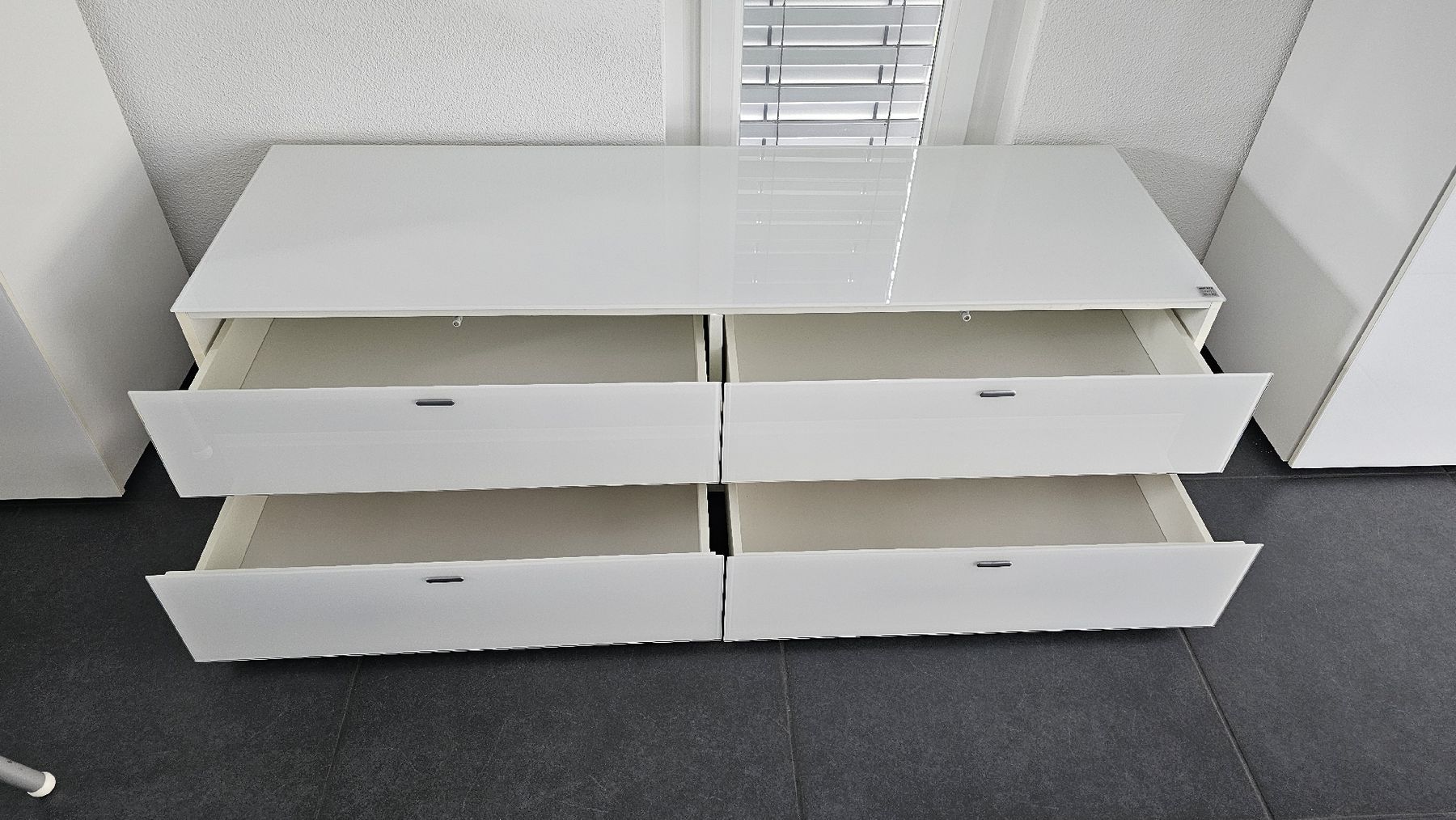 Interio Cassettiere: Weisse Reinhard/Interio Kommode Swiss Made – Usato da Rothrist venduto da PhilipsAurea 1
