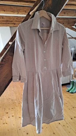 Kleid grau,Grösse 46 (ital. Gr.) mit Kragen in gutem Zustand