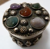 INTERESSANTE TIBETISCH/NEPALESISCHE DOSE,-4 x 3,5 CM, STEINE