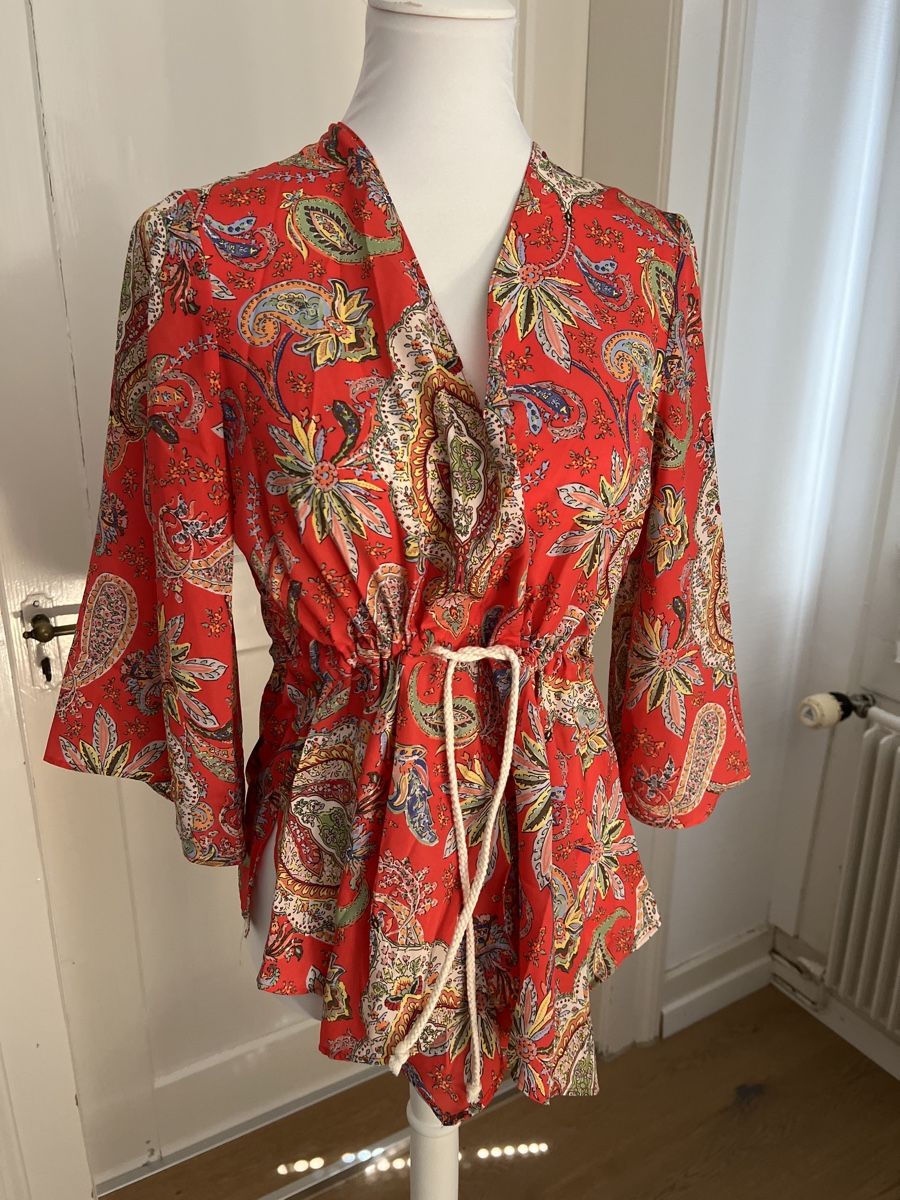 Zara Camicette: Neu: Zara Bluse mit Muster, Rot, Grösse S / M – Nuovo (secondo la descrizione) da Oensingen venduto da SchickeDame