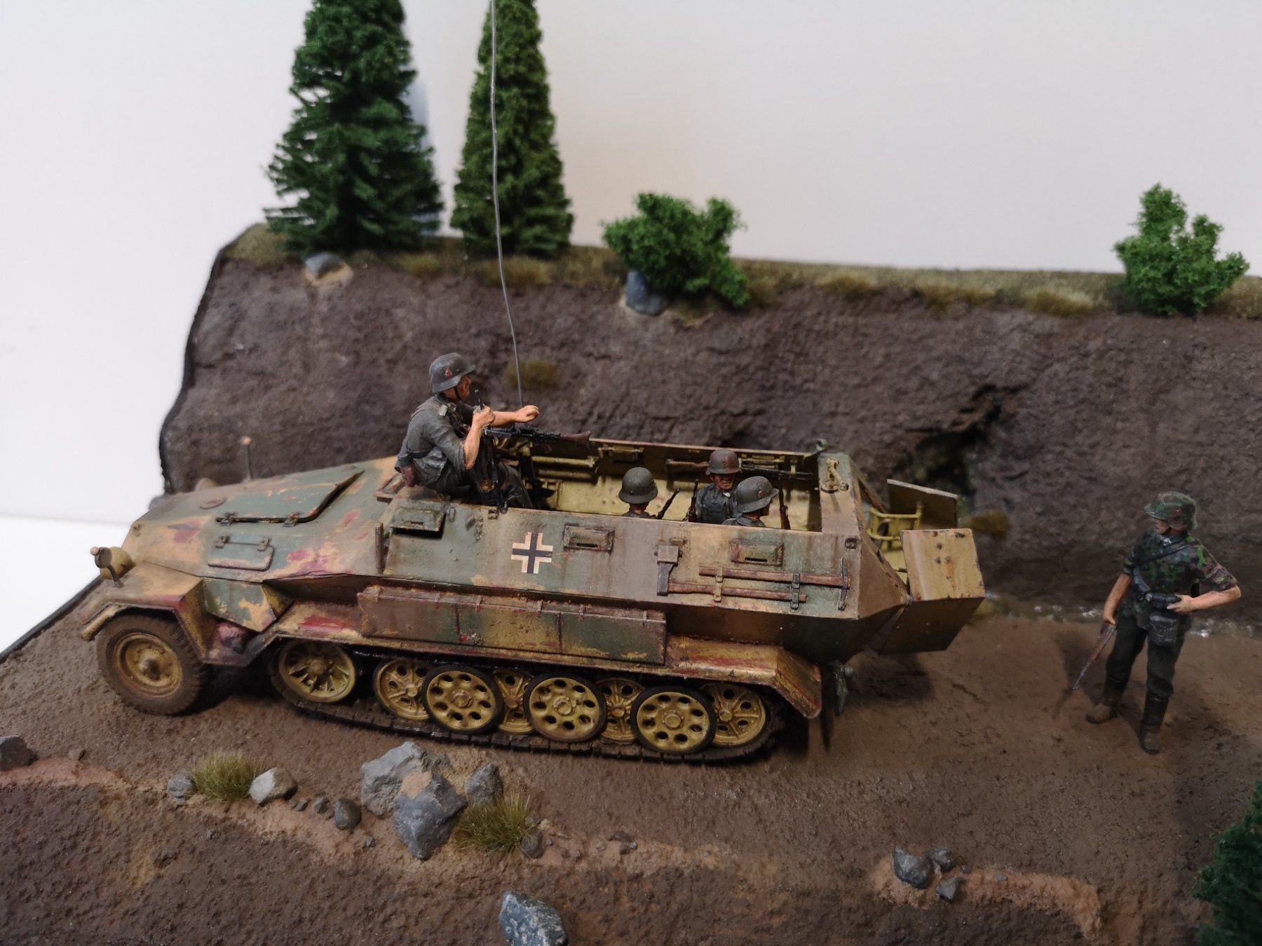 Modellbausätze & Standmodelle: 1:35 Diorama "Kettenfahrzeug" – Gebraucht aus Niederbipp von kevintifu20 5