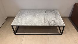 Table basse élégante en marbre véritable et métal noir