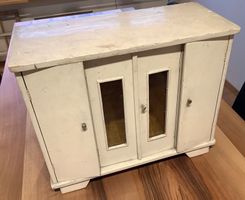 Antiker Puppenkleiderschrank