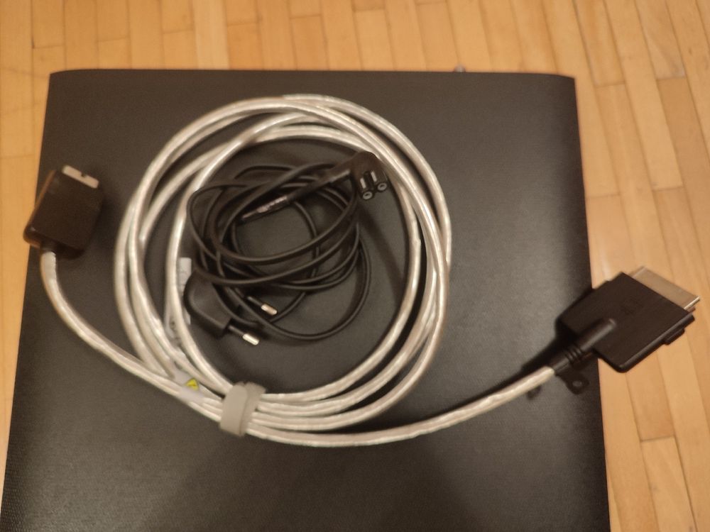 One connect box SOC4002A (BN68 07104D 00)   câbles (Gebraucht) in Bougy