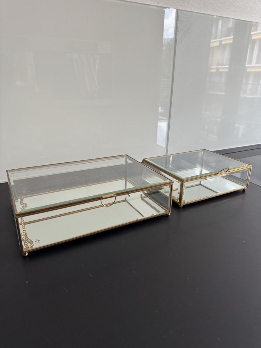 Portagioie: Two Glass Display Boxes with Brass Frame and Mirror Base – Usato da Zug venduto da dadadel 5