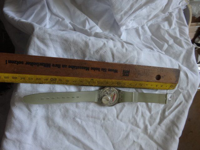 Swatch Montres: S-WATCH  SCHÖNE HERREN UHR,QUARTZ.SCHÖNE FARBE.LÄÜFT – D'occasion à zürich par ahmad01 1