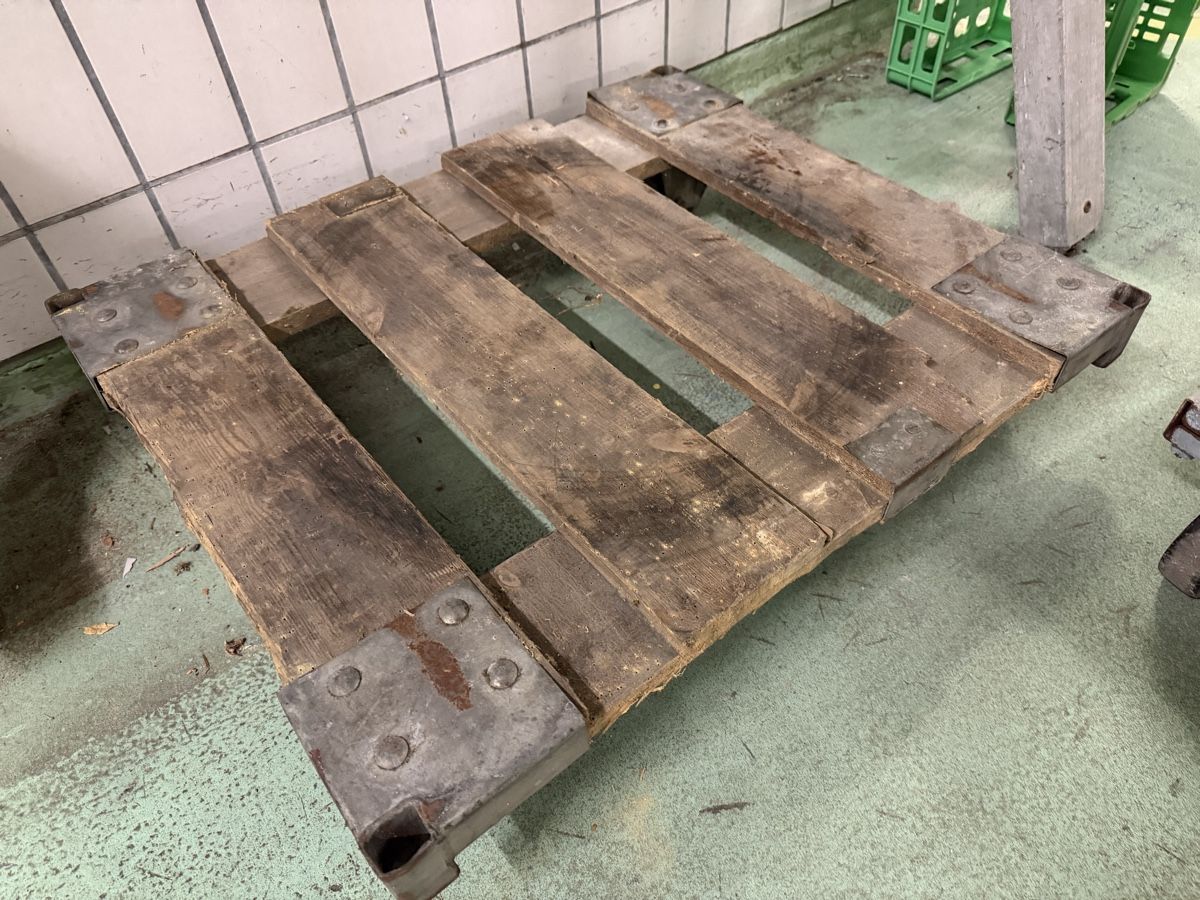 Valigie & Borse: Holz-Palette mit Rollen, stabil und gebraucht – Usato da Mörschwil venduto da philmensa 3