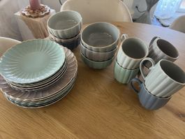 Geschirr Set mit Tellern, Schalen und Tassen