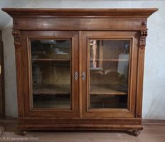 Antike Holzvitrine in gutem Zustand