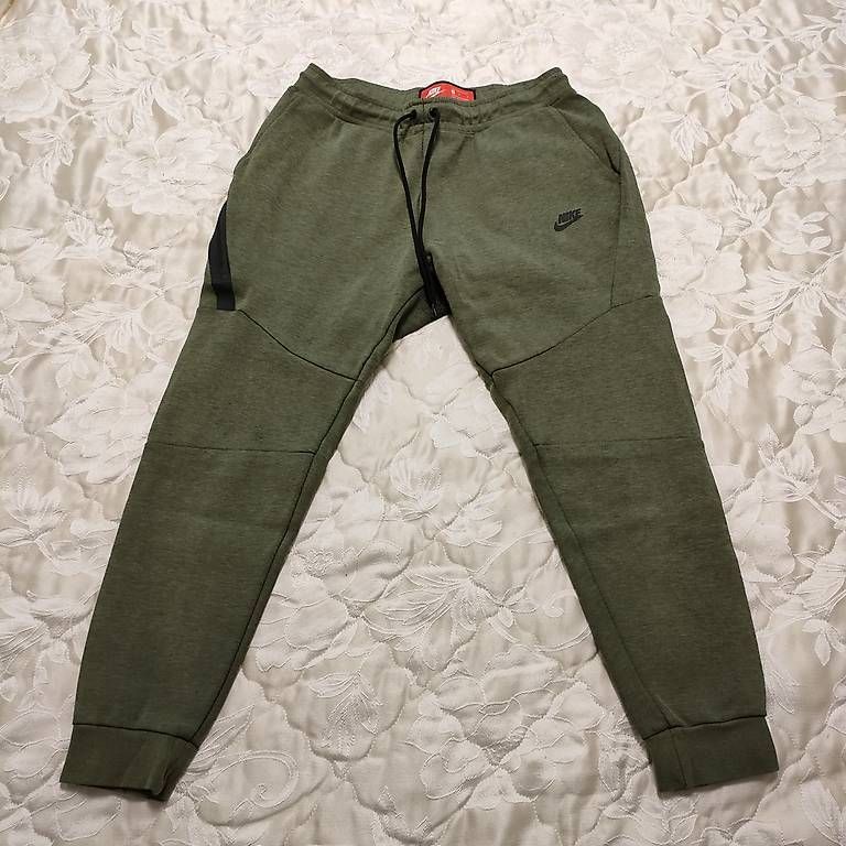 Pantaloni: Dunkelgrüne Jogginghose M Nike – Usato da Schaffhausen venduto da tut_85dq