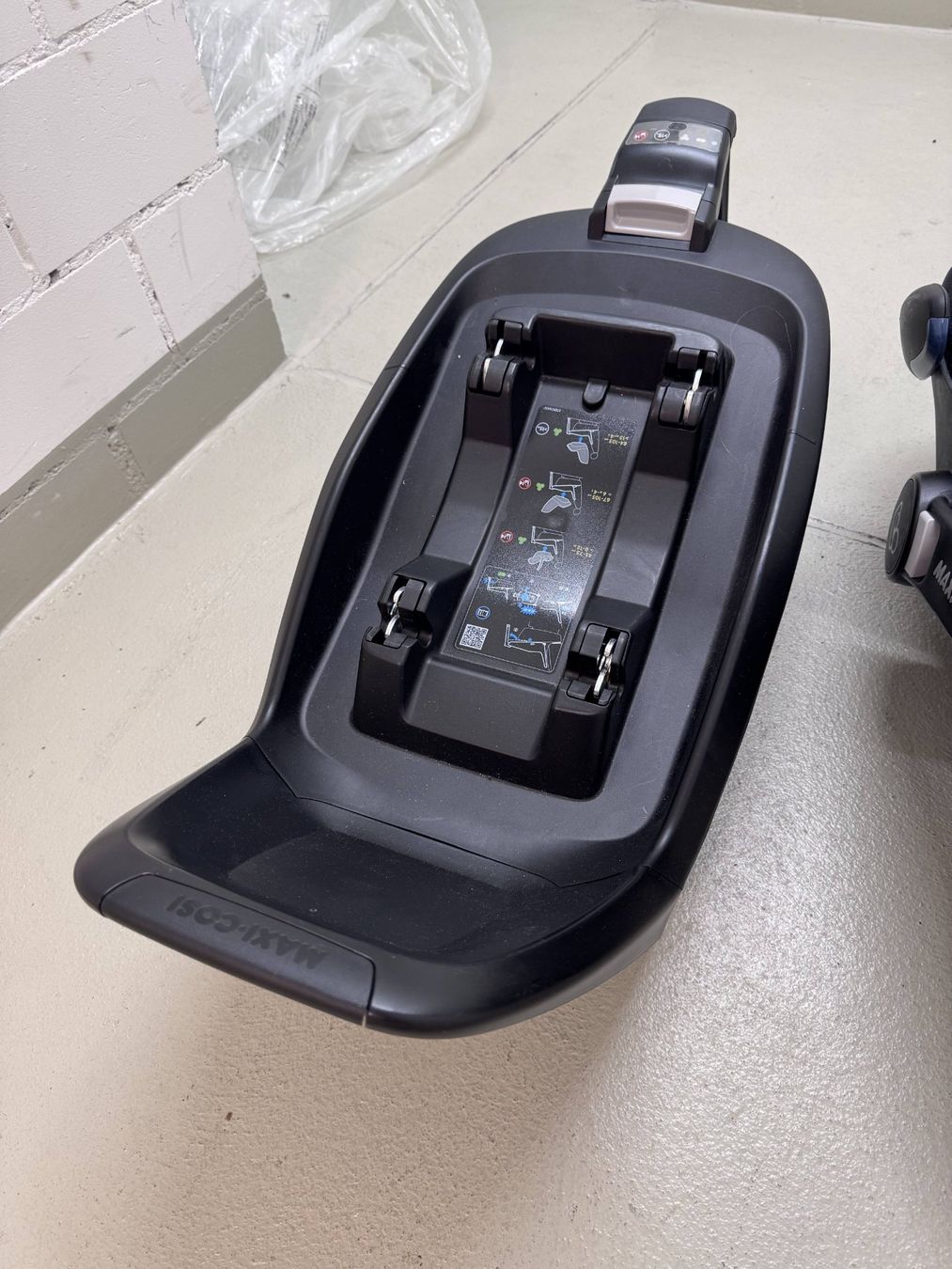Maxi-Cosi Seggiolini per auto: Maxi-Cosi Pebble Plus + 2wayFix ISOFIX-Basis – Usato da Wetzikon ZH venduto da OrangeArrow 2
