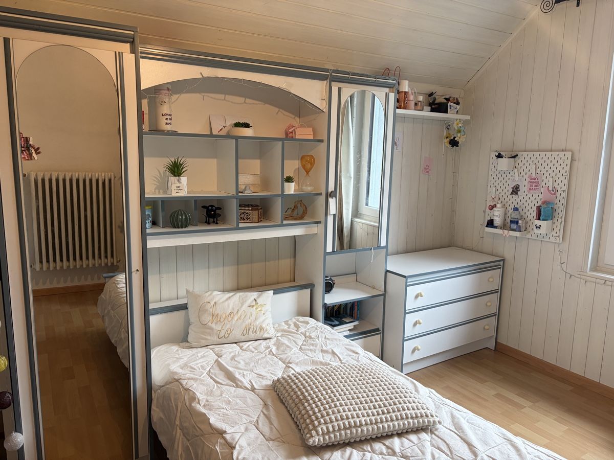 Letti: Ensemble chambre enfant lit bureau commode état usagé – Usato da St-Imier venduto da MMD73.