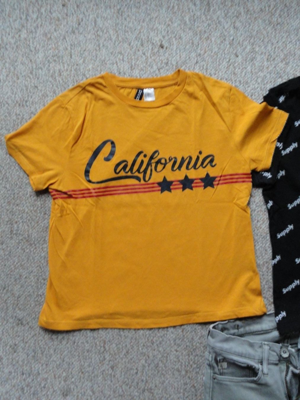Blouses, T-shirts & Tops: 2 T-Shirts + 1 Jeans XS – D'occasion à Ins par Baj 2