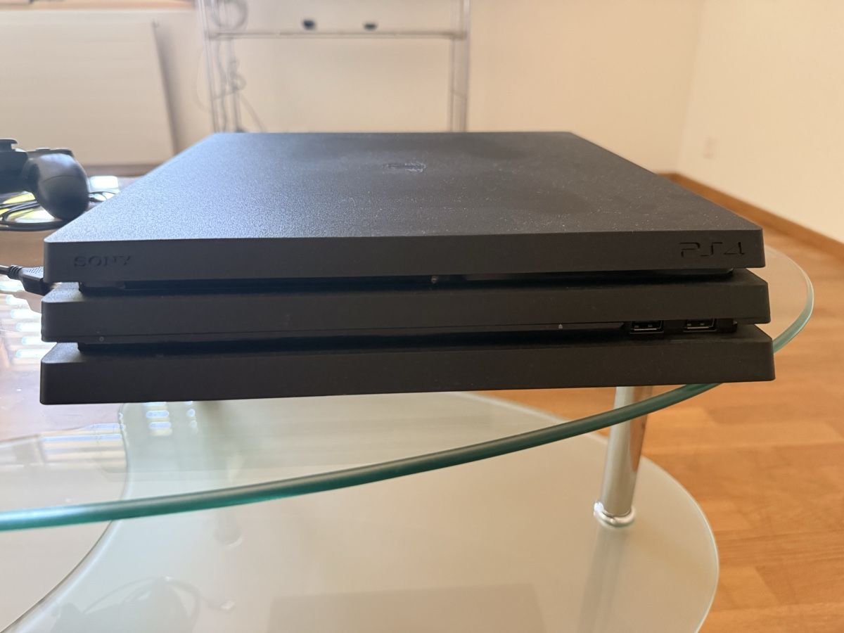Sony Console: Playstation 4 Pro mit Controller und Zubehör – Usato da Roggwil TG venduto da Cernix 1
