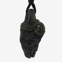 Tektit Stein Anhänger mit zusätzlich eingefasstem Peridot