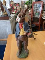 Osterhase mit Karottenkorb Dekofigur Keramik bemalte Figur