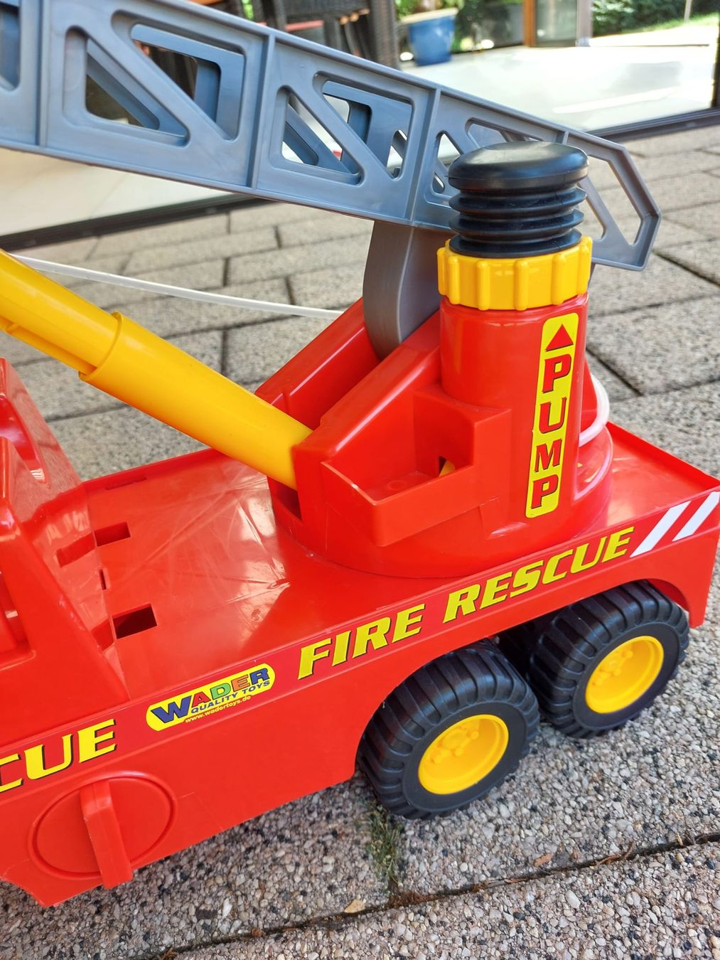 Spielzeuge: Feuerwehr Auto mit Zubehör Länge 77cm – Gebraucht aus Lausen von Chaldrian 5