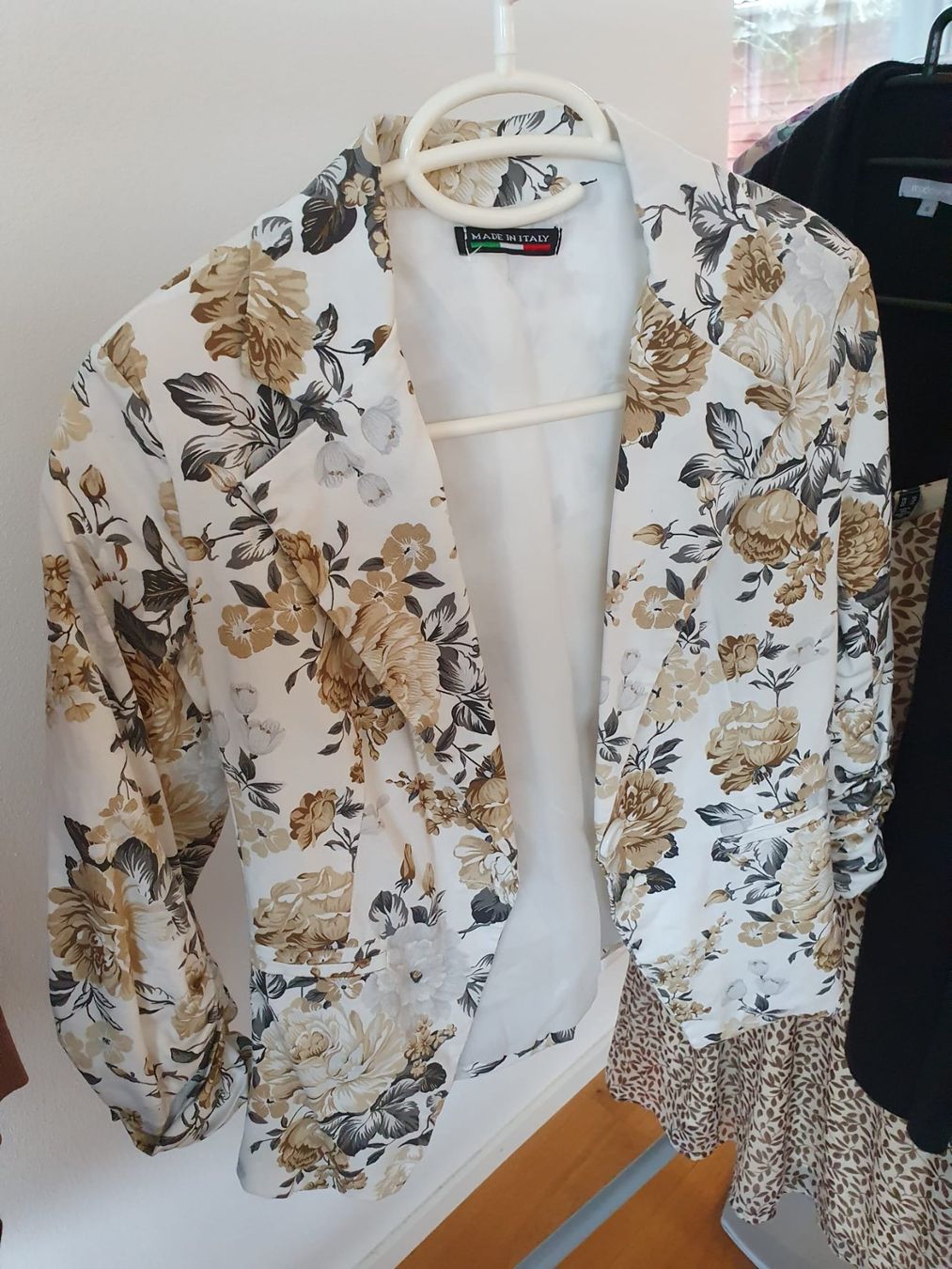 Giacche: Wunderschöner Blazer mit Blumenmuster, Gr. 34 – Usato da Pfyn venduto da ka.we