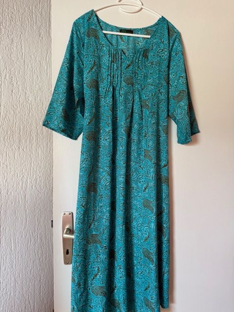 Robes: Robe longue en soie, prix baissé 2x – D'occasion à Enges par cordec