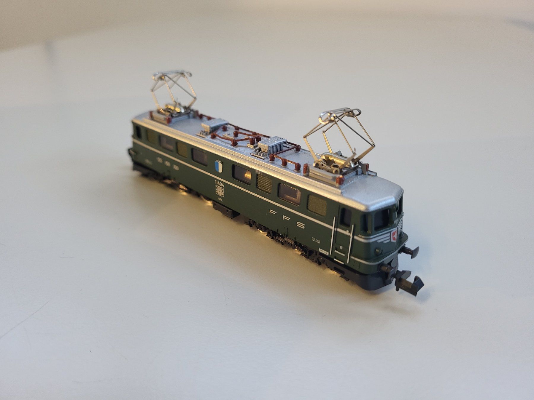 Trix Modellini di ferrovie: Minitrix 12967 E-Lok SBB Ae 6/6 11404 – Usato da Brügg BE venduto da POU-BELLE 2