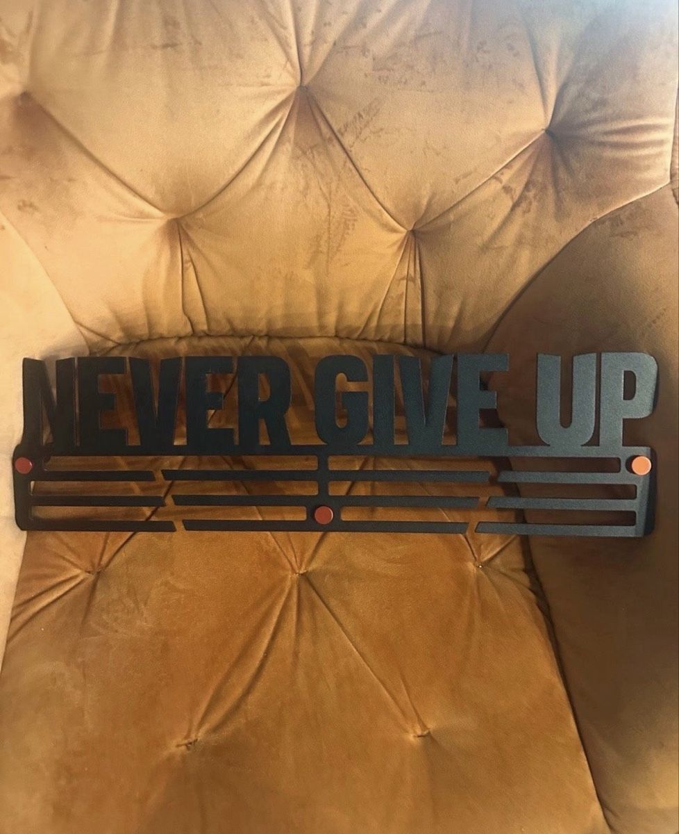 Toutes les décorations: Never Give Up Medaillenaufhänger – D'occasion à Balgach par ren_xy57