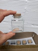 Vase in Glas mit Korckendeckel