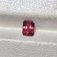Roter Spinell 0,46 ct – Myanmar Edelstein zum Nachschleifen