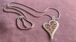 Collana con ciondolo a cuore filigranato e strass