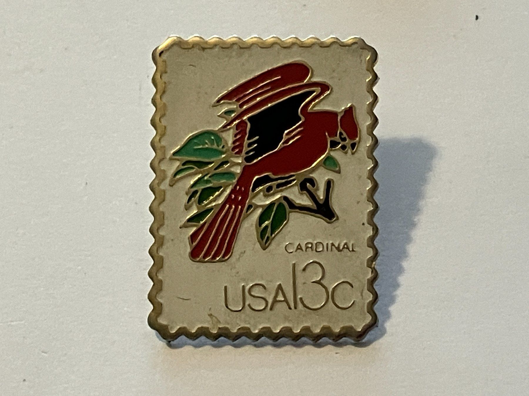 Placchette & Badge: 1 Pin Briefmarke Cardinal USA  – Usato da Basel venduto da djwwpp