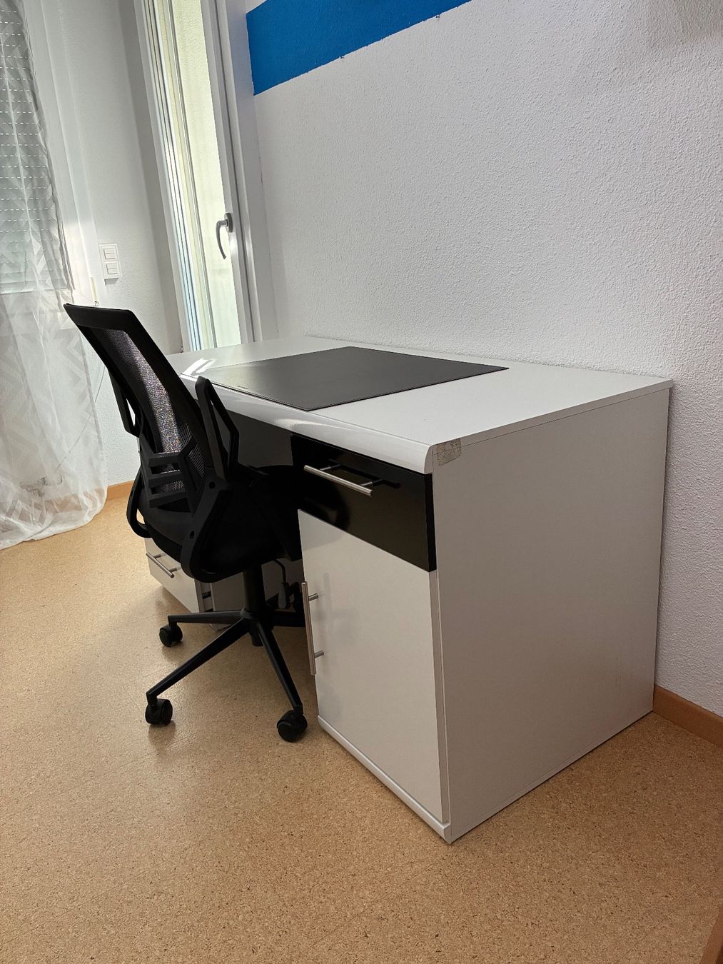 Bureaux: Schreibtisch mit Bürostuhl – D'occasion à Pfäffikon ZH par C.Benz1 1